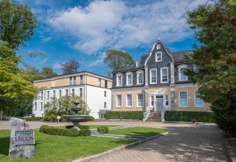 Park Villa allows 18 year olds to book a room