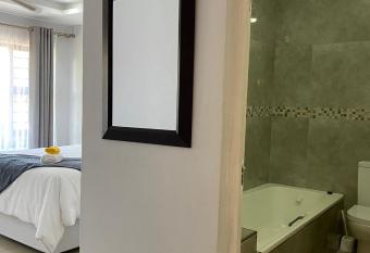 EYEZULU Guesthouse has rooms with a private hot tub