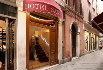 Hotel San Luca Venezia allows 18 year olds to book a room