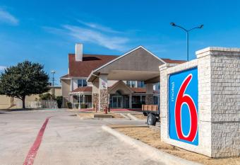 Motel 6-North Richland Hills, TX - NE Fort Worth has Smoking rooms