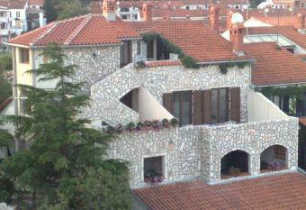 Collins Apartments has Balcony rooms