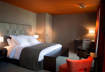 H  tel Ligaro allows 18 year olds to book a room