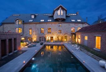 Ne5t Hotel & Spa allows 18 year olds to book a room