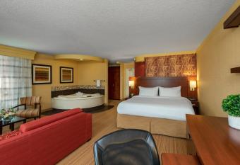 Courtyard by Marriott Waterloo St. Jacobs has rooms with a private hot tub