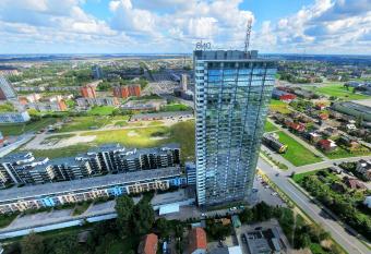 UP 34 FLOOR APARTMENTS allows 18 year olds to book a room