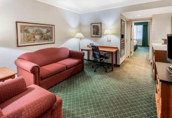 La Quinta Inn & Suites by Wyndham Madison American Center has rooms with a private hot tub