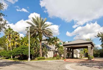 La Quinta Inn & Suites by Wyndham Ft. Lauderdale Plantation allows 18 year olds to book a room