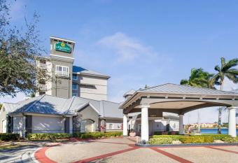 La Quinta Inn & Suites by Wyndham Ft. Lauderdale Airport allows 18 year olds to book a room