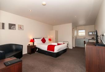 The Park Motel has rooms with a private hot tub