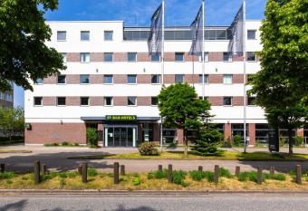 B&B Hotel Hamburg-Airport allows 18 year olds to book a room