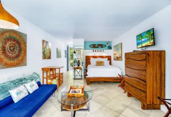 DOWNTOWN PARADISE GARDEN HOTEL CONDO with Hot Tub, Pool & Beach has rooms with a private hot tub