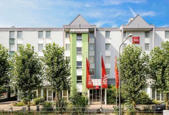 ibis Hotel Frankfurt Messe West allows 18 year olds to book a room