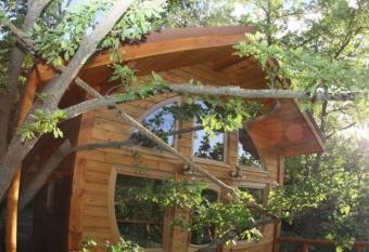 Les Cabanes en Provence has rooms with a private hot tub