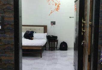 IBN WHITE HOUSE CooTAGE AND TENT CAMPING has Smoking/Balcony rooms