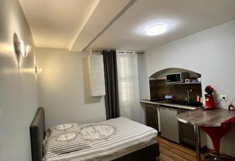 Charmant Studio au c  ur historique de Fr  jus allows 18 year olds to book a room