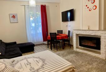 Splendide Studio au c  ur historique de Fr  jus allows 18 year olds to book a room