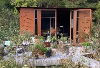 Maven Kustn  ra Stugor allows 18 year olds to book a room