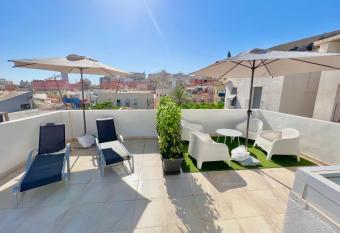 Casa Toledo has Balcony rooms