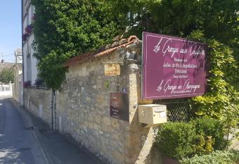 La Grange en Champagne has Balcony rooms