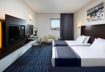 Golden Crown Old City Hotel allows 18 year olds to book a room