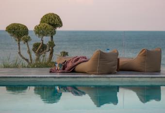 Sue  o LUXURY VILLA allows 18 year olds to book a room