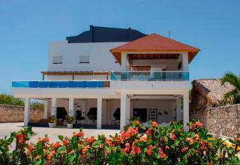 Hotel Capriccio Mare y Restaurante allows 18 year olds to book a room