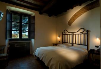 Foro Appio Mansio Hotel has rooms with a private hot tub