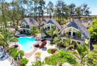 Clove Island Villas & Spa has Balcony rooms