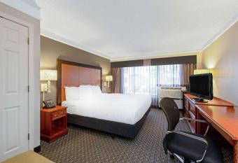 La Quinta Inn & Suites by Wyndham New Orleans Airport allows 18 year olds to book a room