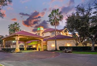 La Quinta Inn & Suites by Wyndham Houston West Park 10 allows 18 year olds to book a room