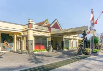 Hotel Palem Sari allows 18 year olds to book a room