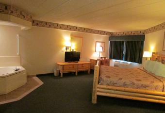 Shell Lake Lodge, a Travelodge by Wyndham has rooms with a private hot tub
