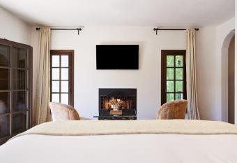 Kenwood Inn And Spa has rooms with a private hot tub