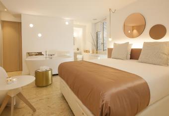 MiHotel Comte has rooms with a private hot tub