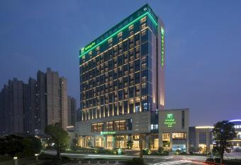 Holiday Inn Shunde, an IHG Hotel allows 18 year olds to book a room