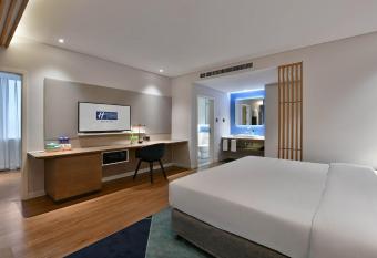 Holiday Inn Express Chengdu North Railway Station, an IHG Hotel has rooms with a private hot tub