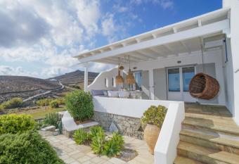 VLIA MAR Myconian Residences allows 18 year olds to book a room