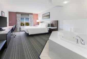 Hilton Garden Inn Reno has rooms with a private hot tub