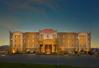 Hampton Inn & Suites Reno has rooms with a private hot tub