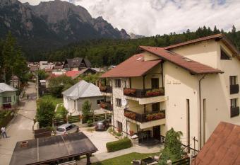 The Ghetto has Balcony rooms