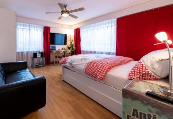 Cooldis 5 allows 18 year olds to book a room