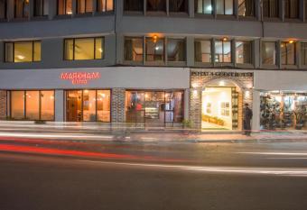 Potala Guest House has Balcony rooms