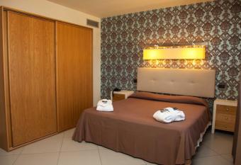 4 Spa Resort Hotel has rooms with a private hot tub