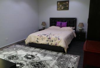 Al Dar Inn Hotel Apartment has rooms with a private hot tub