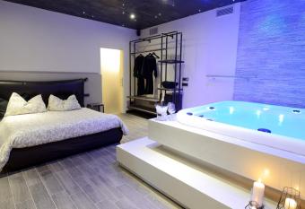 Agriturismo Corte Acconi has rooms with a private hot tub