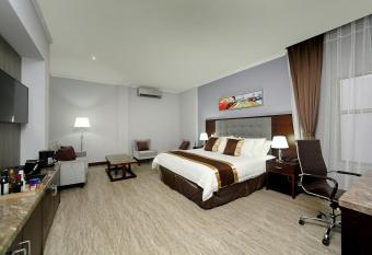 Hotel City Plaza & Suites has rooms with a private hot tub