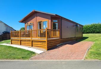 Mildreds Lodge with Hot Tub has Balcony rooms