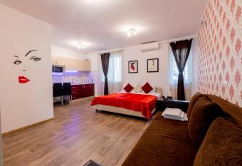 Nice & Cozy Apartments has Balcony rooms