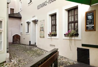 Penzion a restaurace Modr   r    e T  bor allows 18 year olds to book a room