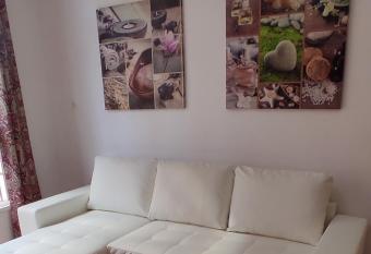 Apartamento  allows 18 year olds to book a room